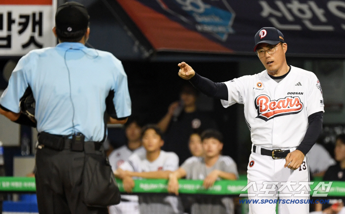Acting checker Cho Sung-hwan expressed his displeasure with LG's bench → Wasn't that a little too much. I was going to leave in the middle