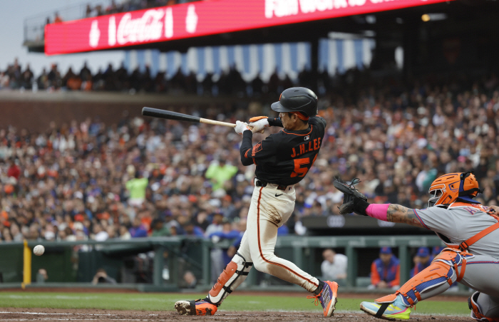 All three hits are hard hits. Lee Jung-hoo, come back! The second double in the ninth inning was a home run in all other stadiums, and five hits exploded for two days.254SF 12 New York M