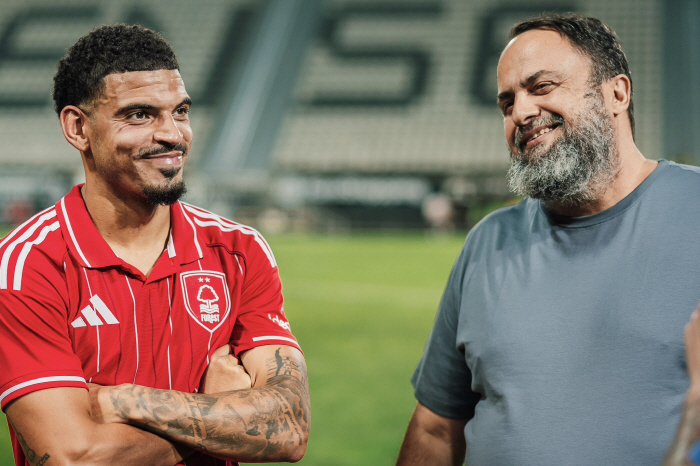 As a reality, Gibbs-White, which Tottenham's grandfather Tottenham worked on, withdrew his intention to transfer  renewed his three-year contract with Nottingham