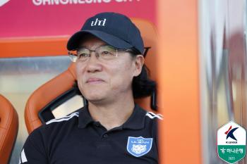 Coach Kim Pan-gon, who has been winless for two months, is disappointing, and the score is positive