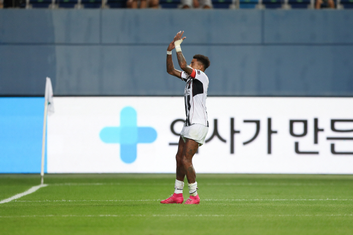  Lindado PK Goal Seoul is now in the top ranks...the 1-0 defeat of Daejeon