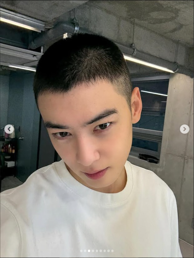 The dignity of a face genius...Cha Eun-Woo, full of combat power with just shaved head