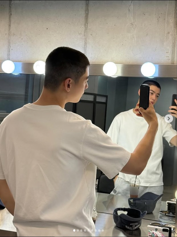 The dignity of a face genius...Cha Eun-Woo, full of combat power with just shaved head