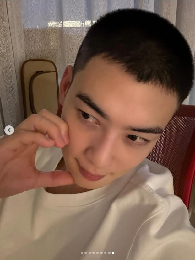 The dignity of a face genius...Cha Eun-Woo, full of combat power with just shaved head