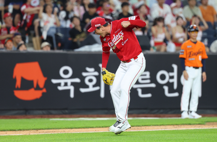 I was so nervous that I even put on my earphones… The results don't matter, romantic baseball of our time