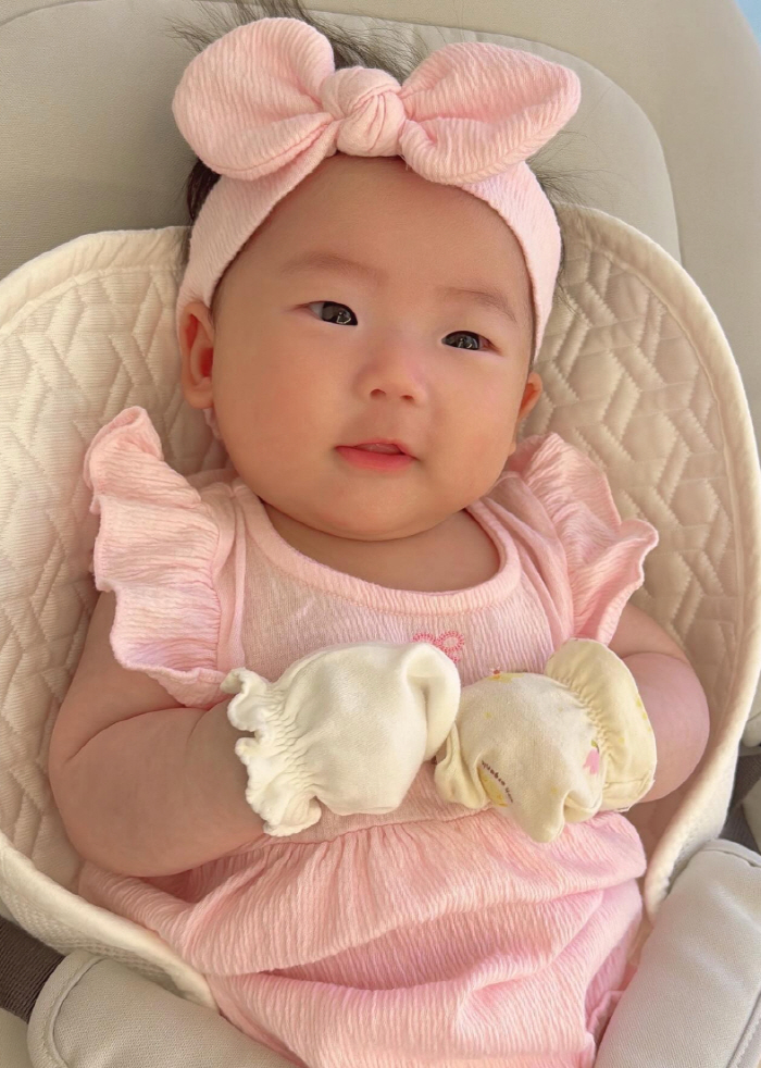 Lee Soo-min's daughter inherited grandfather Lee Yong-sik's DNA..83 days old, camera eye contact angel ♥