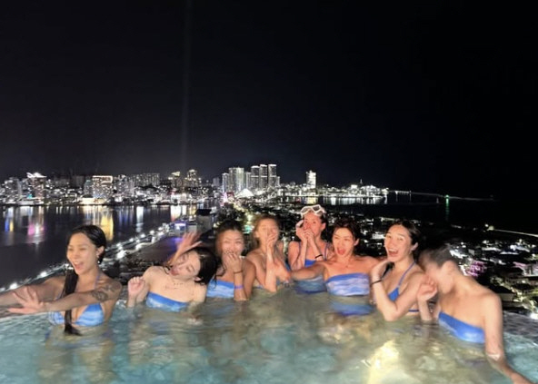 Monica, 100 days after giving birth, unbelievable swimsuit...a lavish pool party