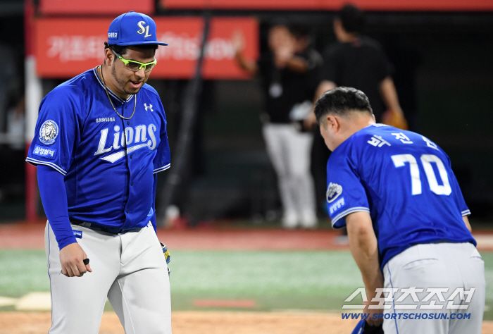 The national shortstop, who took off his hat and bowed his head, treated him with respect even after he finished alone in the heat wave 