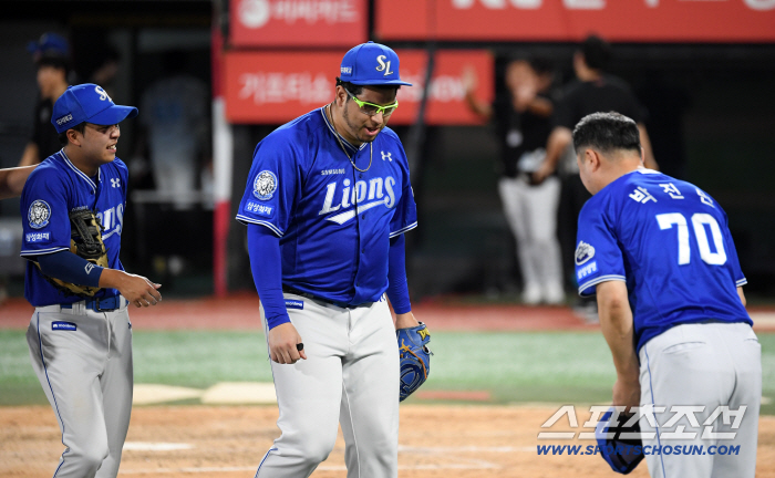 The national shortstop, who took off his hat and bowed his head, treated him with respect even after he finished alone in the heat wave 