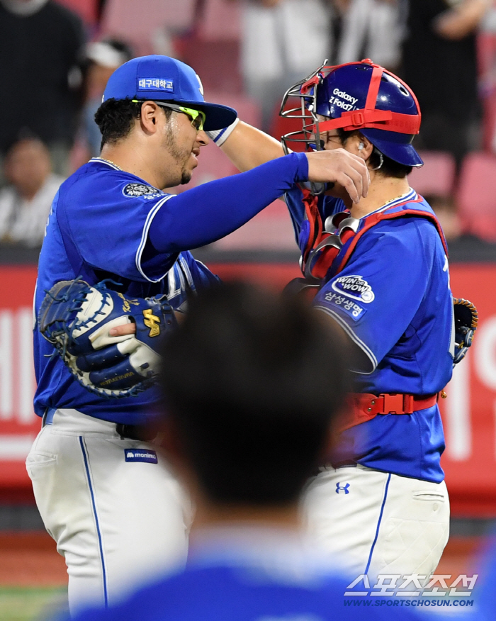 The national shortstop, who took off his hat and bowed his head, treated him with respect even after he finished alone in the heat wave 