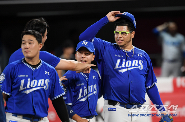 The national shortstop, who took off his hat and bowed his head, treated him with respect even after he finished alone in the heat wave 