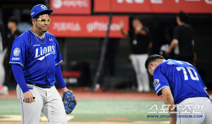 The national shortstop, who took off his hat and bowed his head, treated him with respect even after he finished alone in the heat wave 