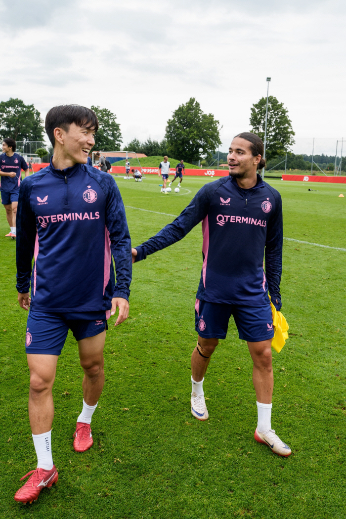 Next is Hwang In Beom's turn! Feyenoord Mountain I trust again...This summer alone, EPL and Lari will advance one by one
