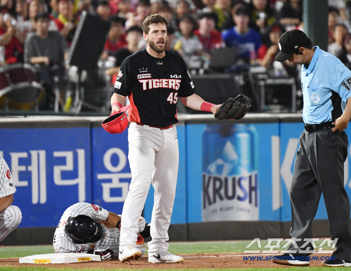 Obstruction of running? If there was at least a 1% intentional...The timing was also completely out, and the winning head coach's decision was made → I was more desperate because I was a third baseman