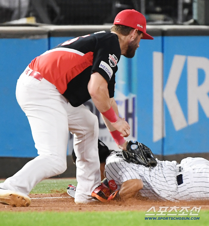 Obstruction of running? If there was at least a 1% intentional...The timing was also completely out, and the winning head coach's decision was made → I was more desperate because I was a third baseman