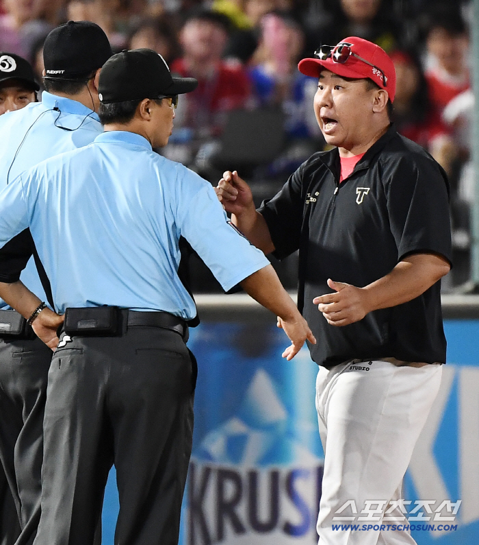 Obstruction of running? If there was at least a 1% intentional...The timing was also completely out, and the winning head coach's decision was made → I was more desperate because I was a third baseman