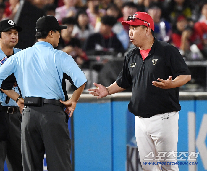 Obstruction of running? If there was at least a 1% intentional...The timing was also completely out, and the winning head coach's decision was made → I was more desperate because I was a third baseman