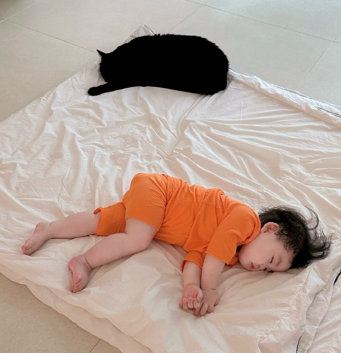 Park Soo Hong's daughter Jay and cat Da Hong are perfect harmony..a lovely brother and sister