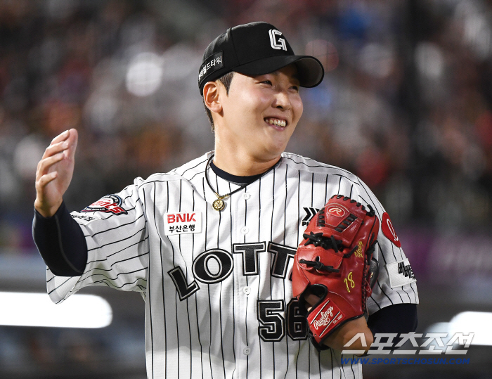  Choi Junyong smiles at Lee Hojun