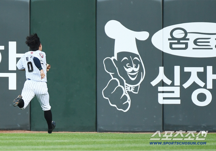  Hwang Sung-bin, who failed diving catch, allowed a triple to Kim Ho-ryeong