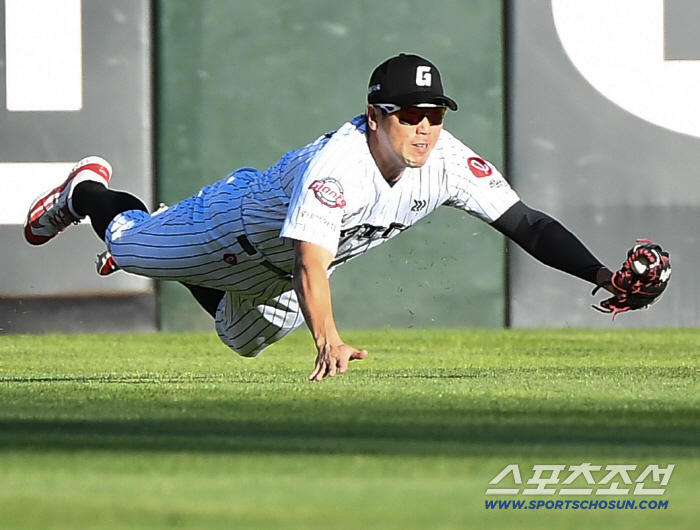  Jeon Jun-woo caught a one-bound dive that completely deceived the runner