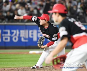  Jeon Sang-hyun blocked Yoo Kang-nam bunt with a double play