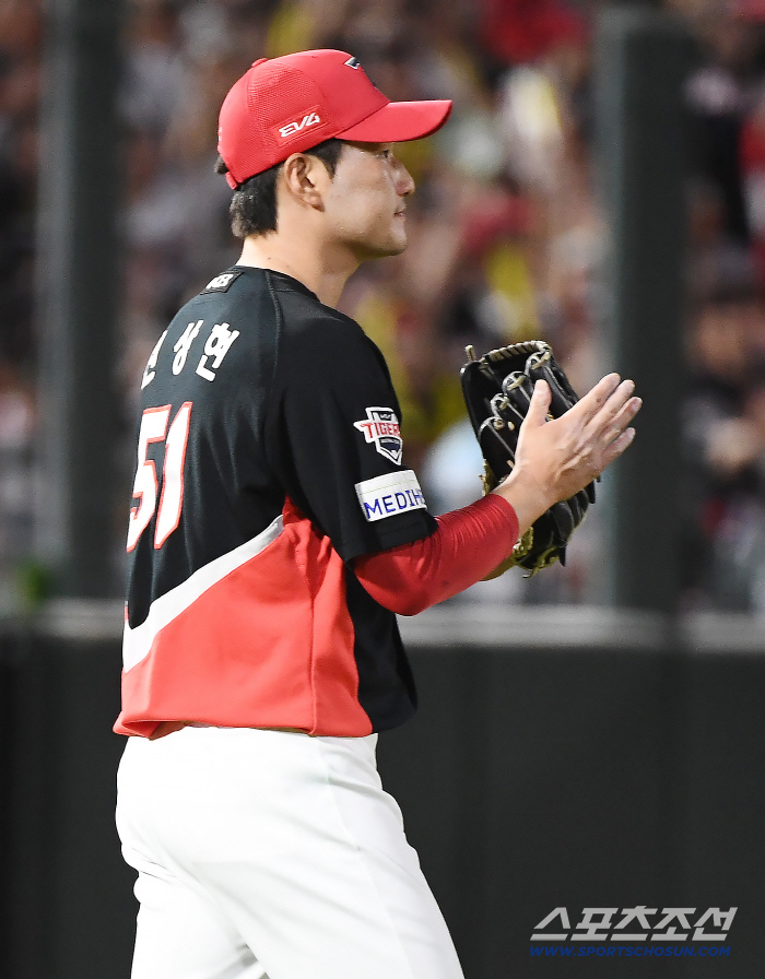  Jeon Sang-hyun, who was treated as a double play on Yoo Kangnam bunt