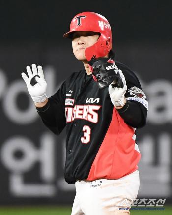  Kim Sun-bin hits an RBI double in the ninth inning