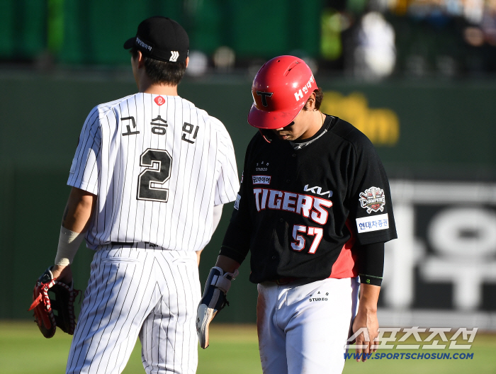  Ko Jong-wook is out because he's mistaken for a fly ball