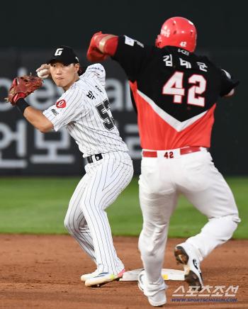  Ko Jong-wook's double play, Kim Tae-gun is out