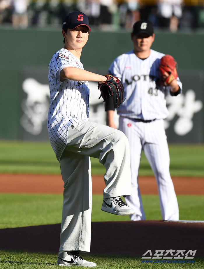  Lee Jae-dong, a professional gamer who throws the first pitch