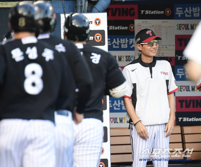  Manager Yeom Kyung-yeop smiled at Moon Bo-kyung's three-run home run