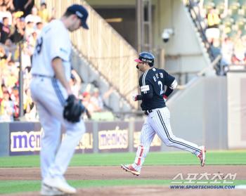  Moon Bo-kyung's three-run home run against Doosan's Jack Rogue