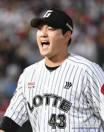  Na Kyun's cheers for overcoming the crisis by inducing a double play