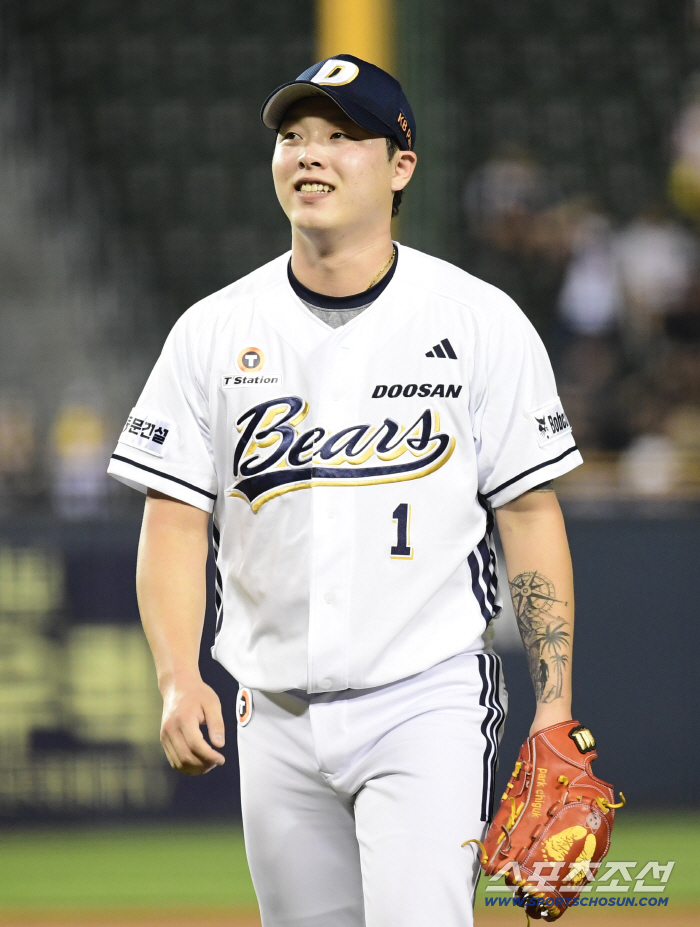  Park Chi-guk is on the verge of losing the bases with one out and smiles