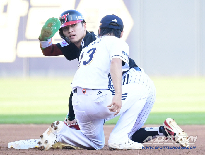  Park Hae-min quickly stole second base