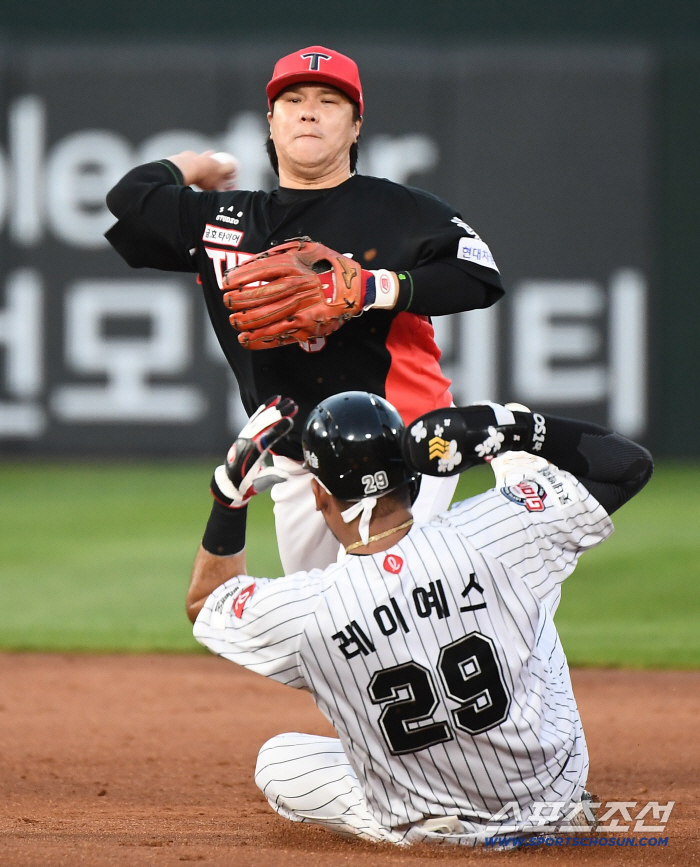  Reyes is forced out to second base