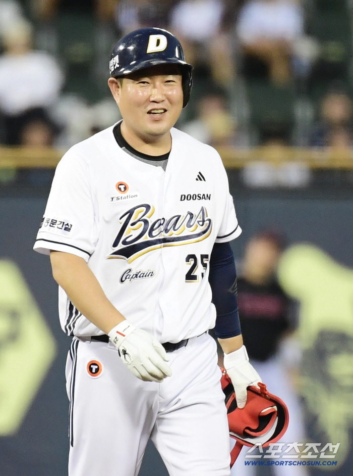  Yang Eui-ji achieved 100 hits for 8 consecutive years