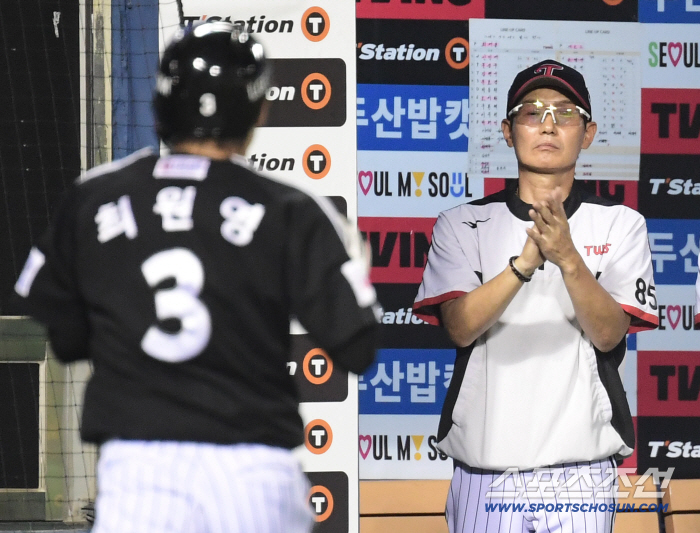  Yeom Kyung-yeop applauded Choi Won-young's foot baseball