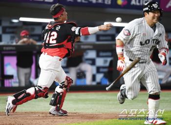  Yoo Kang-nam bunt succeeded in throwing Kim Tae-gun to third base