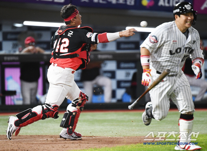  Yoo Kang-nam bunt succeeded in throwing Kim Tae-gun to third base