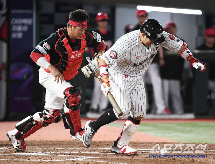  Yoo Kang-nam fails to bunt
