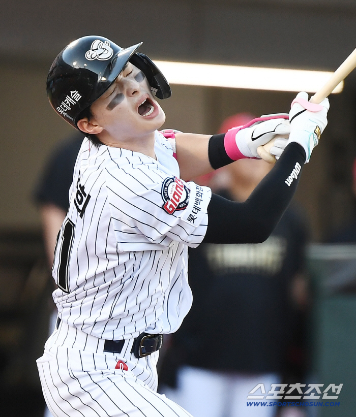  Yun Donghee is sad to fly