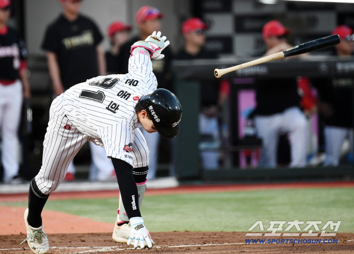  Yun Donghee loses balance after hitting