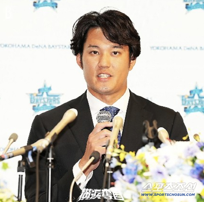 This is the first time in three years that Fujinami returned to the stadium, bringing spectators to the second division, shut out three batters in the first inning with five pitches up to 156 kilometers