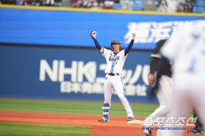 This is the first time in three years that Fujinami returned to the stadium, bringing spectators to the second division, shut out three batters in the first inning with five pitches up to 156 kilometers