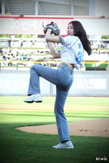 Wiz Park's hot jeans fit Lim Na-young's cool pitching charm (Suwon site)