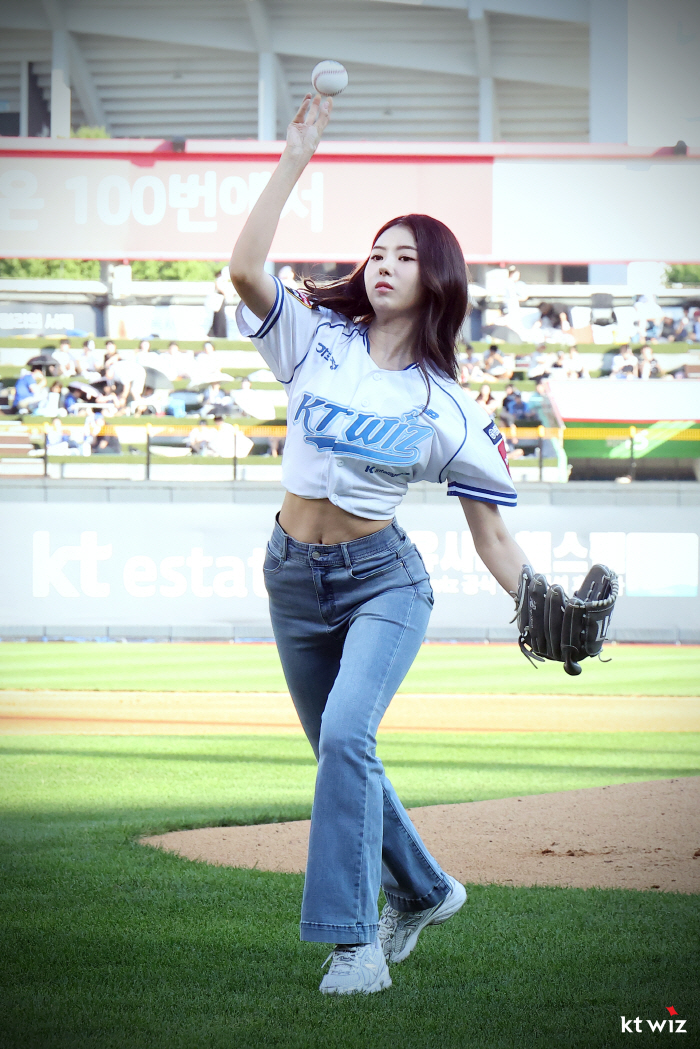 Wiz Park's hot jeans fit Lim Na-young's cool pitching charm (Suwon site)