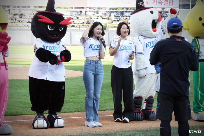 Wiz Park's hot jeans fit Lim Na-young's cool pitching charm (Suwon site)