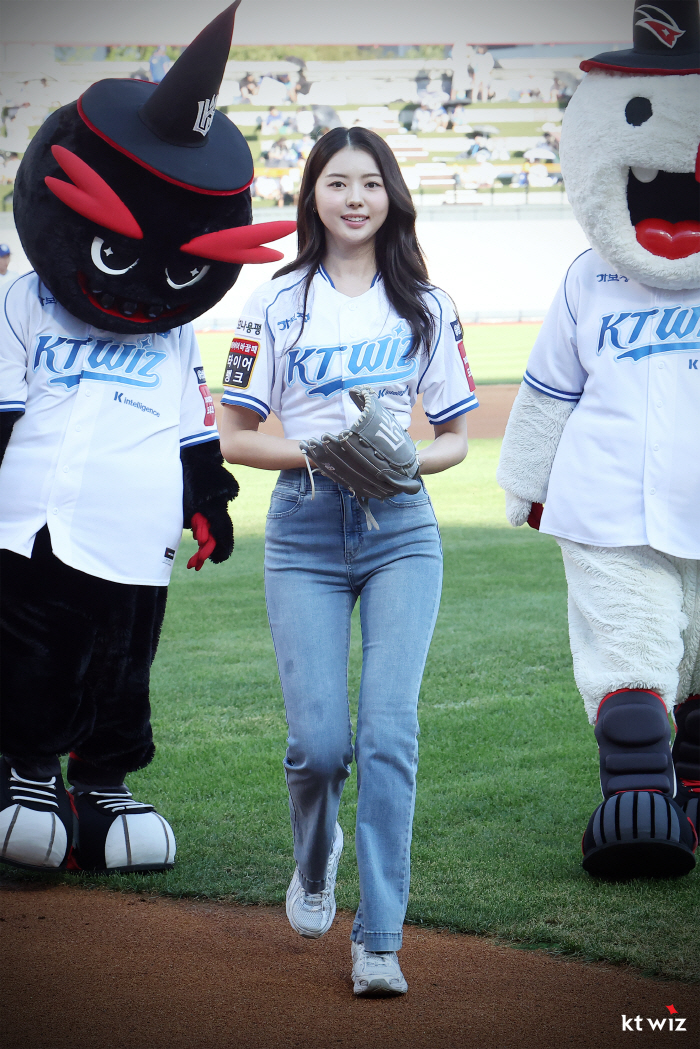 Wiz Park's hot jeans fit Lim Na-young's cool pitching charm (Suwon site)